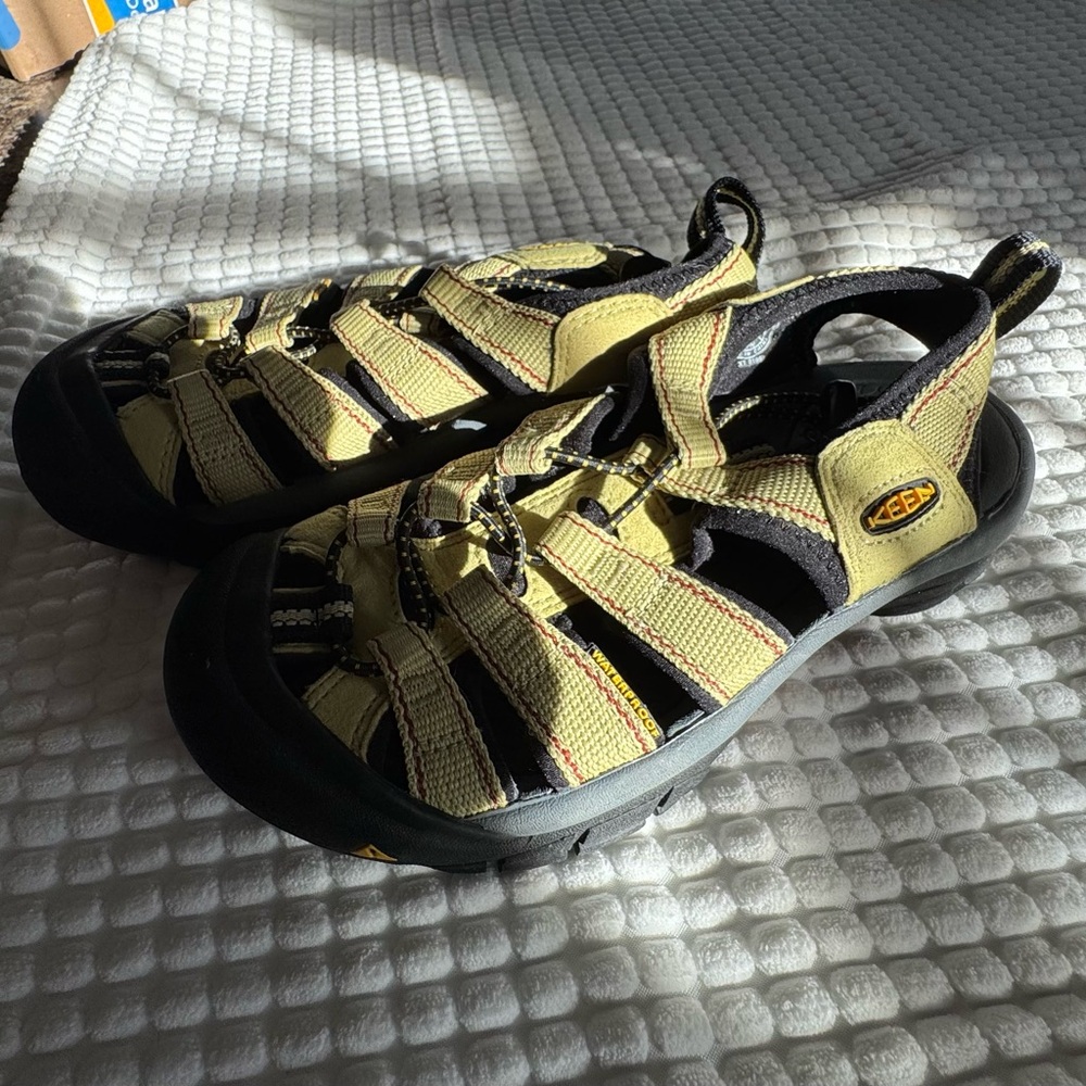 KEEN green Outdoor Sandals water shoes - size 5